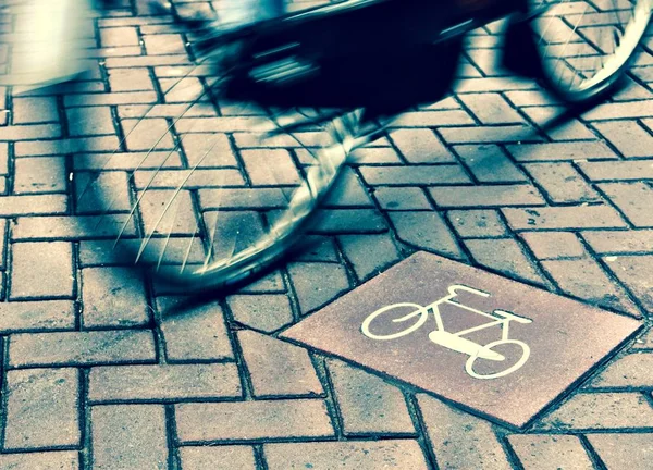 自転車で走る自転車レーン — ストック写真
