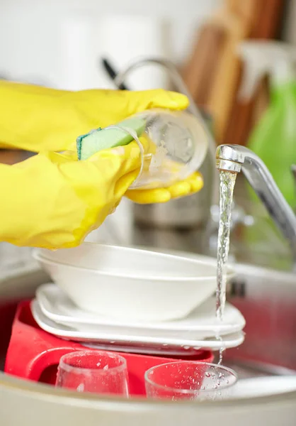 Mensen Huishoudelijk Werk Afwasborstel Huishouding Concept Close Van Vrouw Handen — Stockfoto