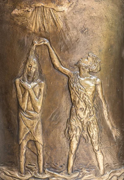 Медный Барельеф Изображением Крещения Иисуса Иоанном Крестителем — стоковое фото