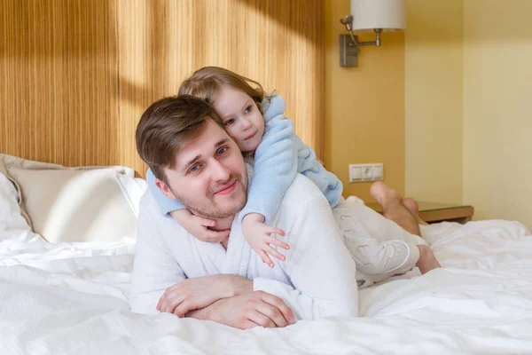 Jeune Père Avec Douce Fille Allonge Sur Lit Dans Une — Photo