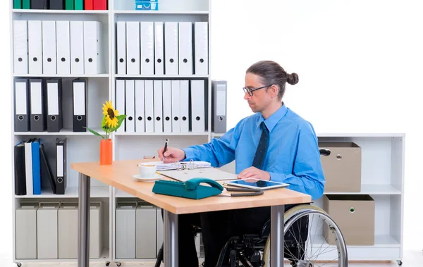 Hombre Negocios Discapacitado Silla Ruedas Está Escribiendo — Foto de Stock