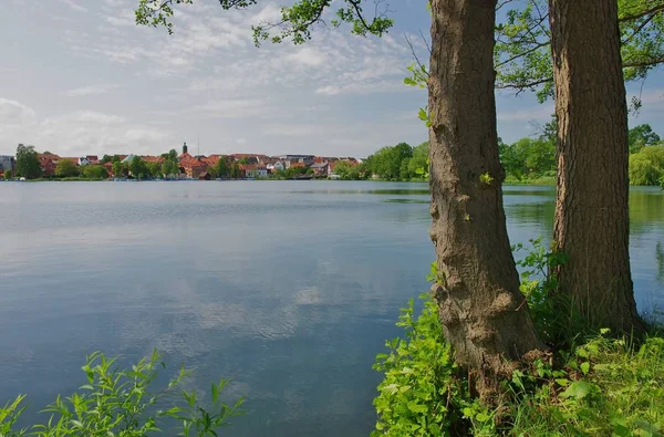 シュレースヴィヒ ホルシュタイン州ラッツェブルク市内の湖を望む — ストック写真
