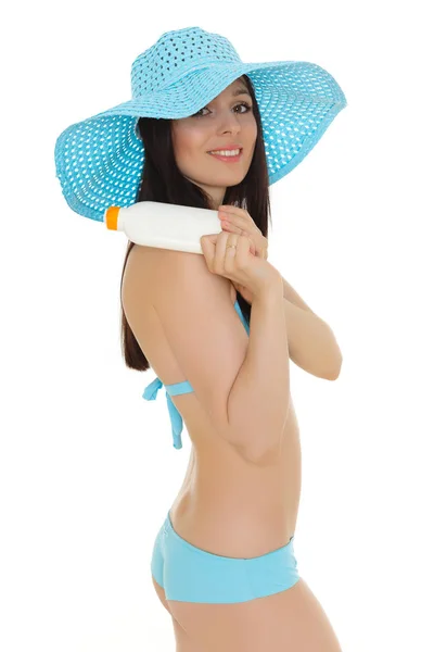 Joven Hermosa Mujer Bikini Azul Sombrero Con Protector Solar Mano — Foto de Stock