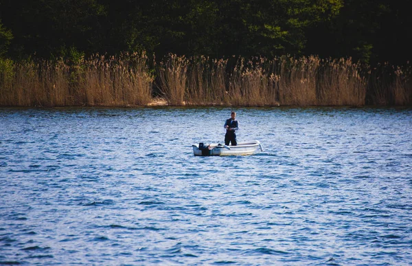 Англер Маленькому Човні Озері Мюґелсі Поблизу Берліна Німеччина — стокове фото