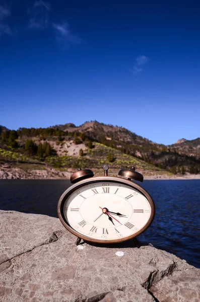 Time Concept Classic Vintage Horloge Poche Sur Les Rochers Volcaniques — Photo