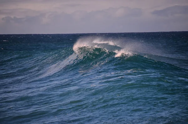 Big Blue Wave Quebra Oceano Atlântico — Fotografia de Stock