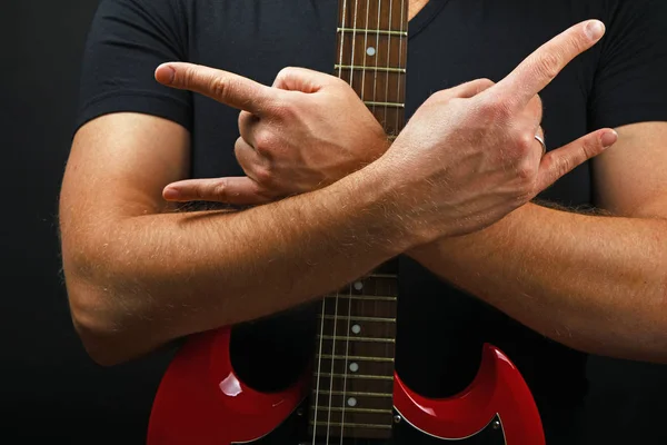Mann Hände Umarmt Rote Gitarre Hals Mit Teufelshörnern Rock Metall — Stockfoto