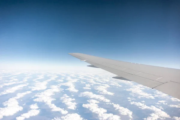 Vleugel Boven Wolken Blauwe Lucht — Stockfoto