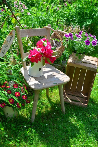 Cadeira Velha Jardim Com Flores Primavera — Fotografia de Stock
