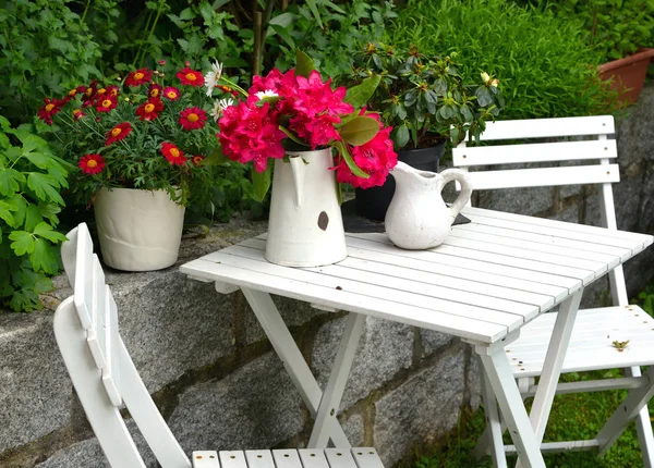 Oude Stoel Tuin Met Bloemen Het Voorjaar — Stockfoto