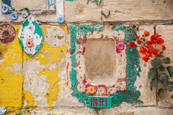 Pared Pintada Mano Con Referencia Religiosa Tapones Botella Flores Rojas — Foto de Stock