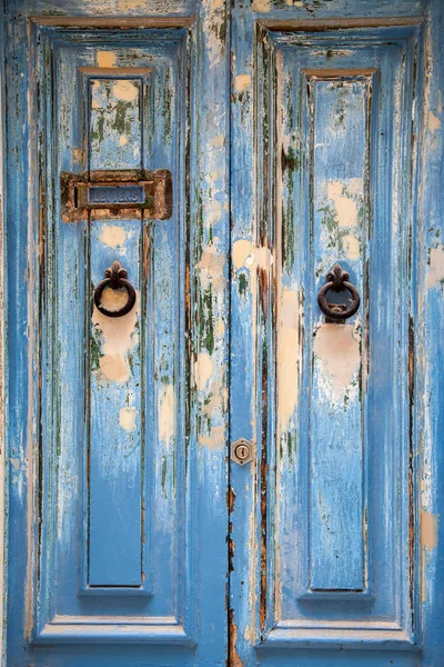 Niebieskie Drzwi Pokrętłem Skrzynką Listy — Zdjęcie stockowe