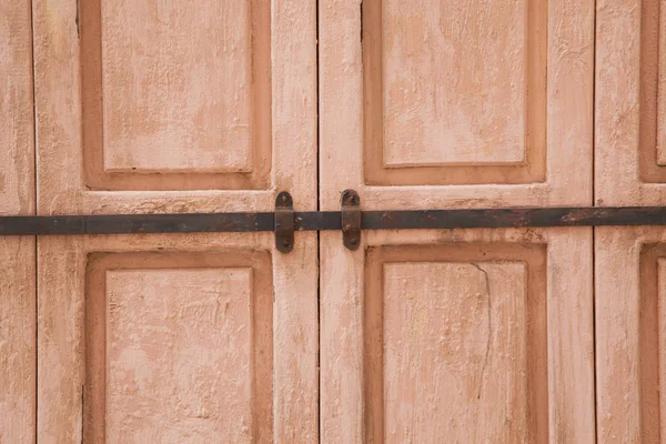 Rose Zamknęła Drzwi Drewniane Zardzewiałym Prętem — Zdjęcie stockowe