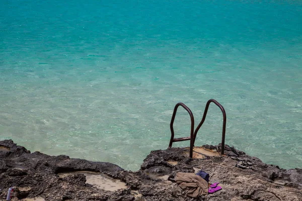 Kayalıklardaki Paslı Merdivenler Parmak Arası Terlikle Havuz Gibi Deniz Sularına — Stok fotoğraf