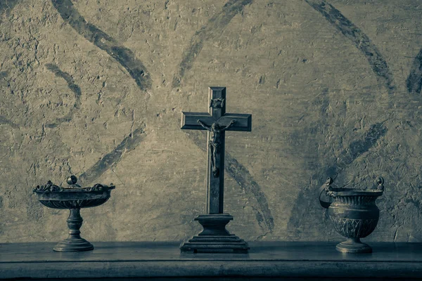 Antiguo Envejecido Crucifijo Sobre Una Mesa Madera Entre Jarrones Bronce — Foto de Stock