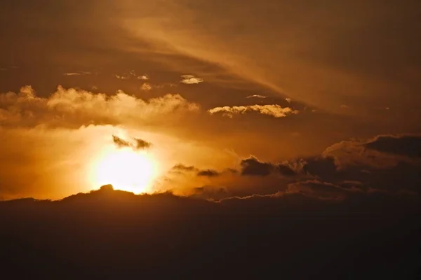 Zapadajícího Slunce Zatažené Obloze — Stock fotografie