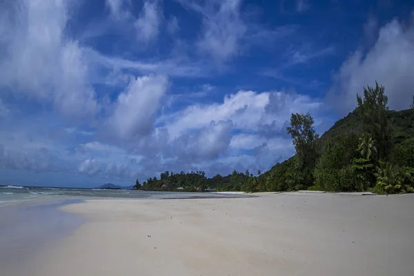 Silhouette Die Trauminsel Der Seychellen — Stockfoto