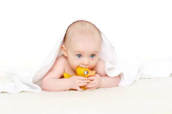 Słodkie Małe Dziecko Pokryte Ręcznikiem Leży Kratę Białym Tle Cute — Zdjęcie stockowe