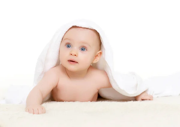 Γλυκό Μωράκι Καλυμμένο Πετσέτα Ξαπλωμένο Καρό Λευκό Φόντο Χαριτωμένο Βρέφος — Φωτογραφία Αρχείου
