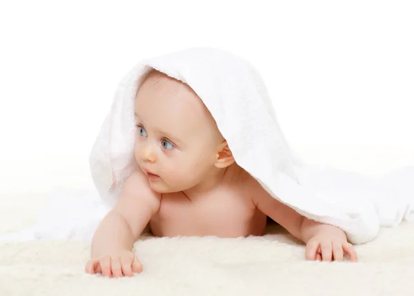 Dulce Bebé Pequeño Cubierto Con Una Toalla Encuentra Sobre Cuadros —  Fotos de Stock