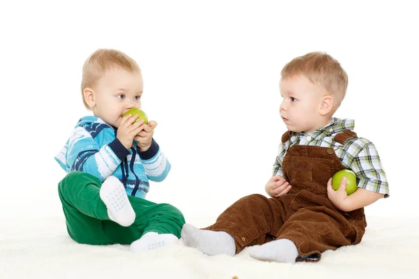 Dois Garotinhos Com Maçãs Frescas Sentam Fundo Branco Alimentos Saudáveis — Fotografia de Stock