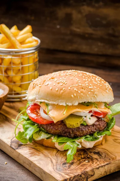 Burger Mit Pommes Auf Holzuntergrund — Stockfoto