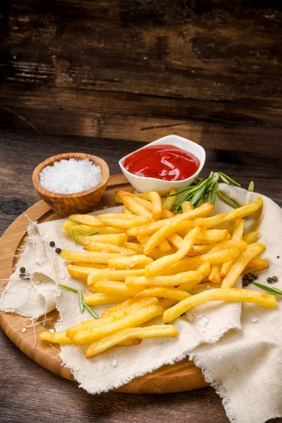 Batatas Fritas Com Ketchup Sal Alecrim — Fotografia de Stock