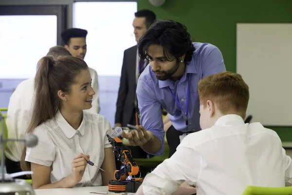 Μαθητές Στο Σχολείο Φτιάχνουν Ένα Ρομποτικό Χέρι Δάσκαλος Συζητάει Σχέδιο — Φωτογραφία Αρχείου