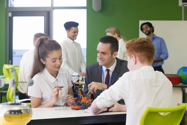 Okuldaki Öğrenciler Robotik Bir Kol Yapıyorlar Öğretmen Onlarla Tekniğini Tartışıyor — Stok fotoğraf