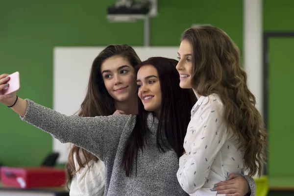 Trois Étudiantes Prenant Selfie Ensemble Sur Smartphone Dans Une Salle — Photo