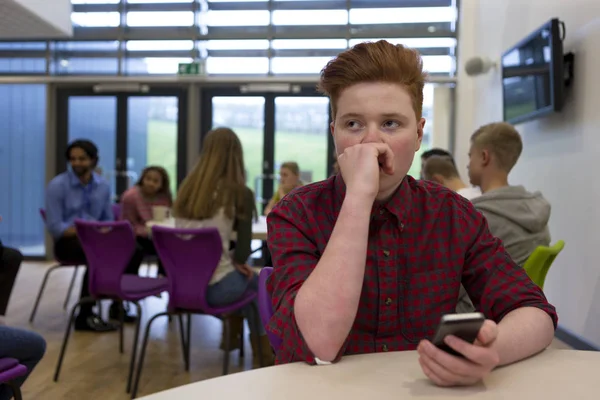 Écolier Stressé Assis Loin Des Gens École Smartphone Dans Main — Photo