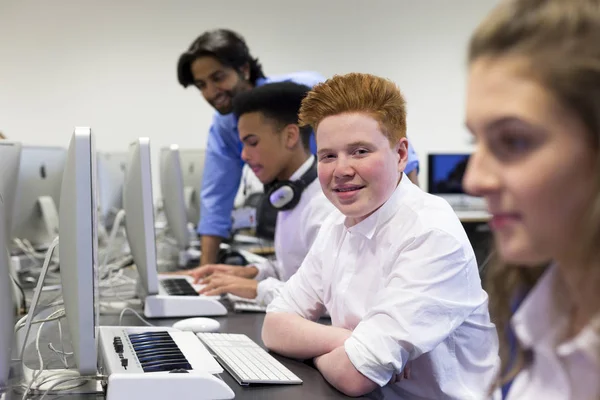 Étudiants Utilisant Des Ordinateurs Dans Une Leçon École Élève Sourit — Photo