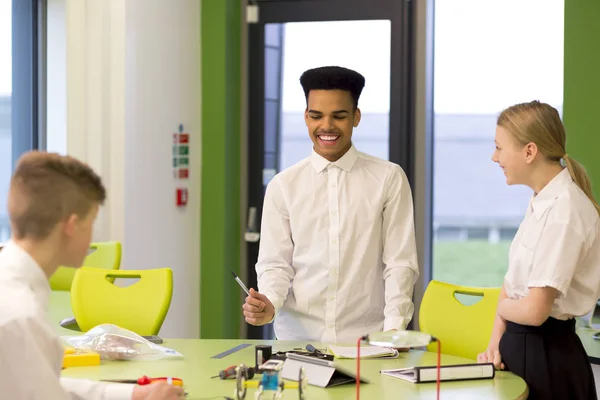 Trois Étudiants Bavardent Rient Tout Construisant Des Bras Robotiques Classe — Photo