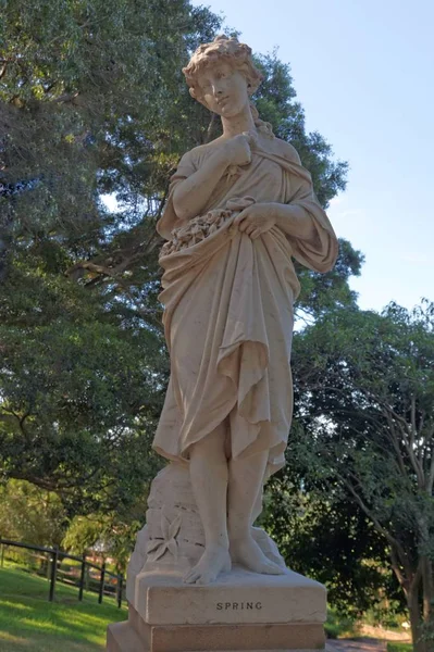 Statue Young Woman Park — Stock Photo, Image