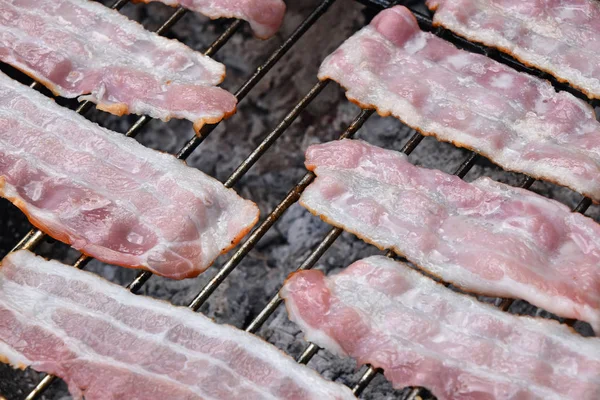 Rökt Smältning Grillad Grill Bacon Skivor Som Kokas Bbq Rök — Stockfoto