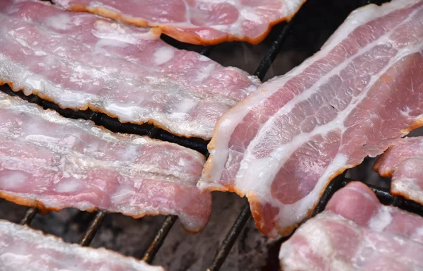 Rökt Smältning Grillad Grill Bacon Skivor Som Kokas Bbq Rök — Stockfoto