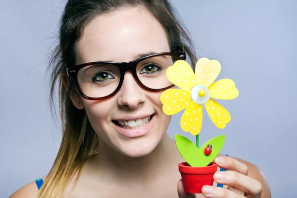 Portret Van Mooie Jonge Vrouw Met Een Kunstmatige Daisy — Stockfoto