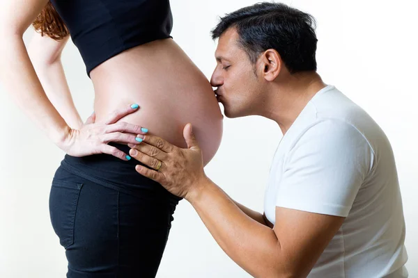 Retrato Una Joven Pareja Esperando Bebé Aislado Sobre Blanco — Foto de Stock