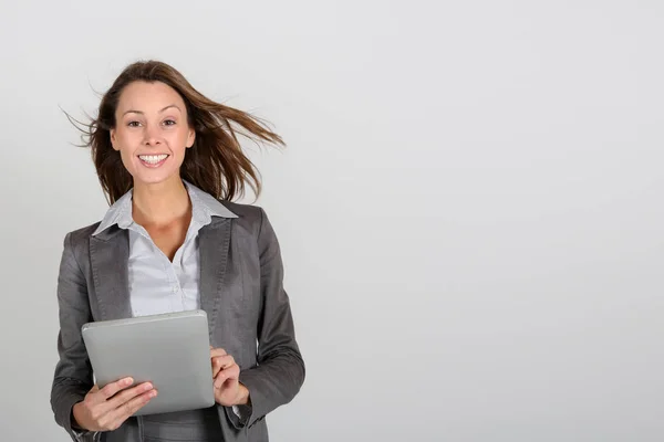 Glimlachende Zakenvrouw Met Behulp Van Digitale Tablet — Stockfoto