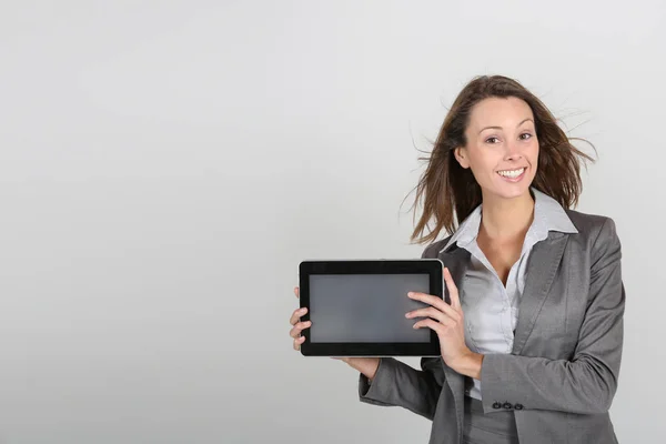 Zakenvrouw Toont Tablet Scherm Naar Camera — Stockfoto