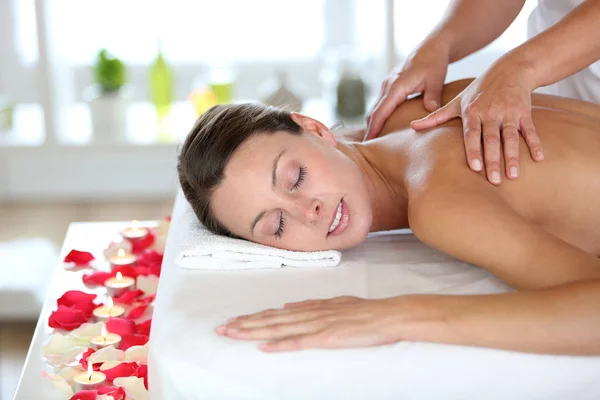 Hermosa Chica Recibiendo Masaje Aceite Salón Belleza — Foto de Stock