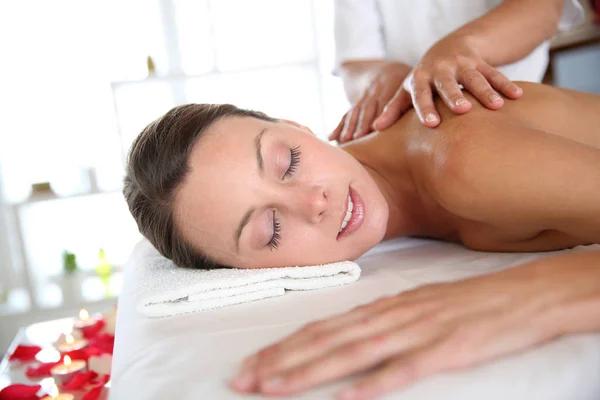 Beautiful Girl Receiving Oil Massage Beauty Salon — Stock Photo, Image