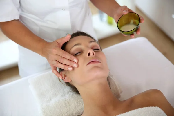 Mujer Recibiendo Masaje Facial — Foto de Stock