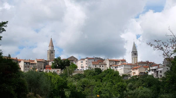 Buje Miravalley Yukarısındaki Tepede Küçük Cennet Gibi Bir Kasaba — Stok fotoğraf