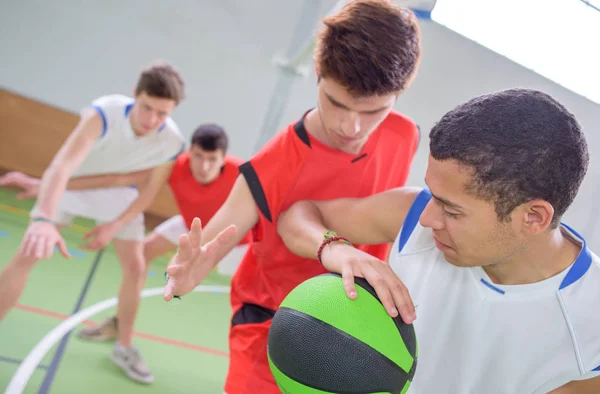 Ομάδα Νέων Που Παίζουν Μπάσκετ Στο Γυμναστήριο — Φωτογραφία Αρχείου