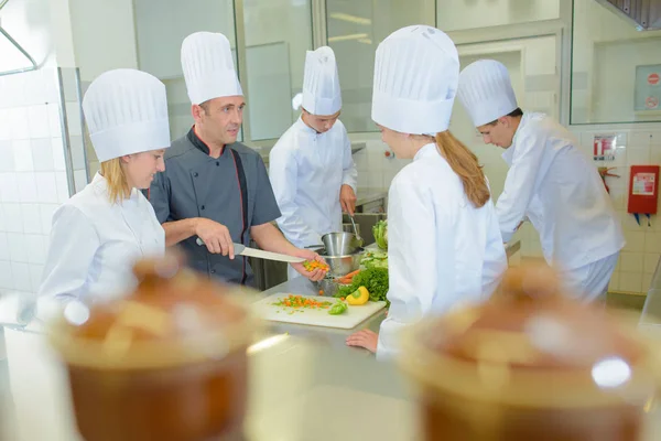 Chef Enseñando Los Estudiantes Curso Cocina —  Fotos de Stock