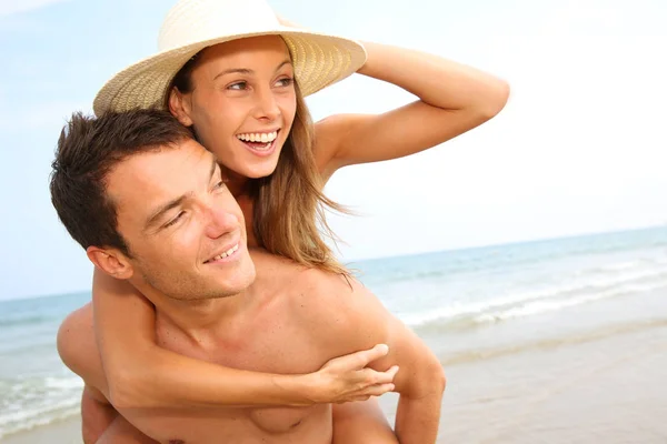 Man Giving Piggyback Ride Girlfriend Ocean — Stock Photo, Image