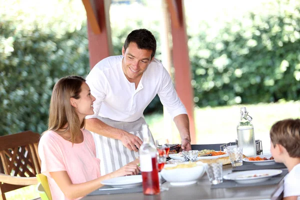 Hombre Sirviendo Comida Parrilla Familia —  Fotos de Stock