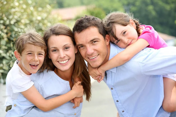 Retrato Familia Feliz Con Niños Pequeños — Foto de Stock