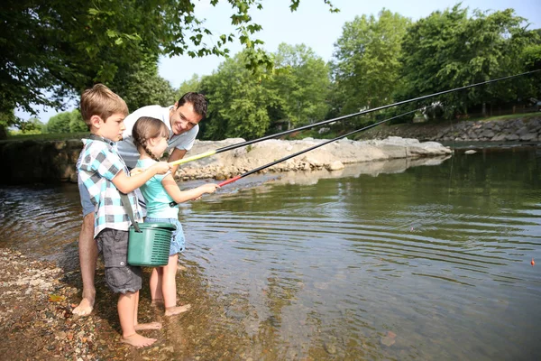 Άνθρωπος Που Μαθαίνει Στα Παιδιά Πώς Ψαρεύουν Στο Ποτάμι — Φωτογραφία Αρχείου